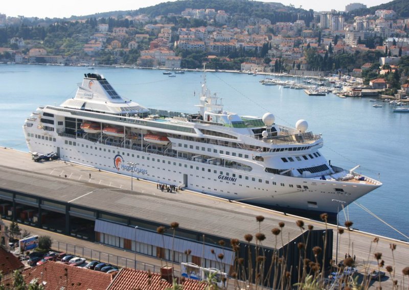 Deset tisuća turista okupiralo Dubrovnik