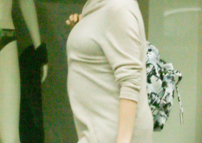 Anne Hathaway pokazala trudnički trbuh