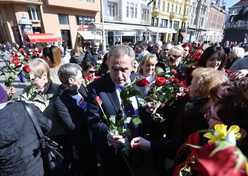 Foteljaši se rastrčali po Hrvatskoj, ženama dijele ruže, novac i poklone