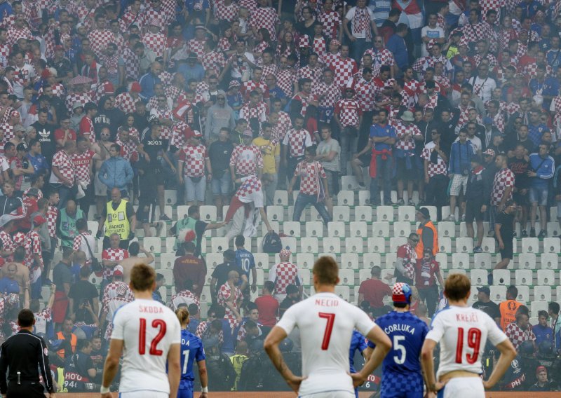 Hrvatska i dalje strahuje; UEFA odgodila odluku o kazni