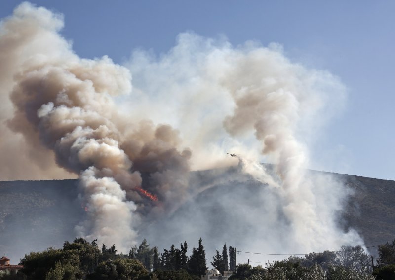 Požar blizu Atene zaprijetio kućama