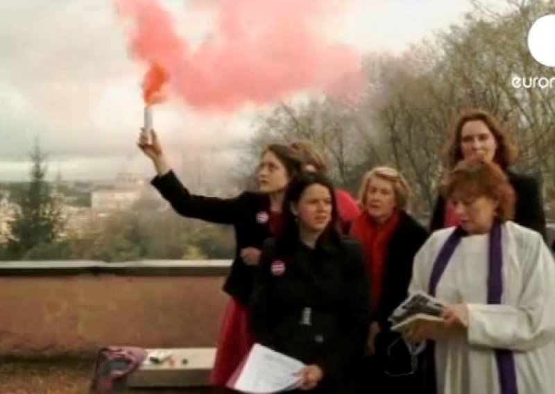 Žene pustile ružičasti dim iznad Vatikana