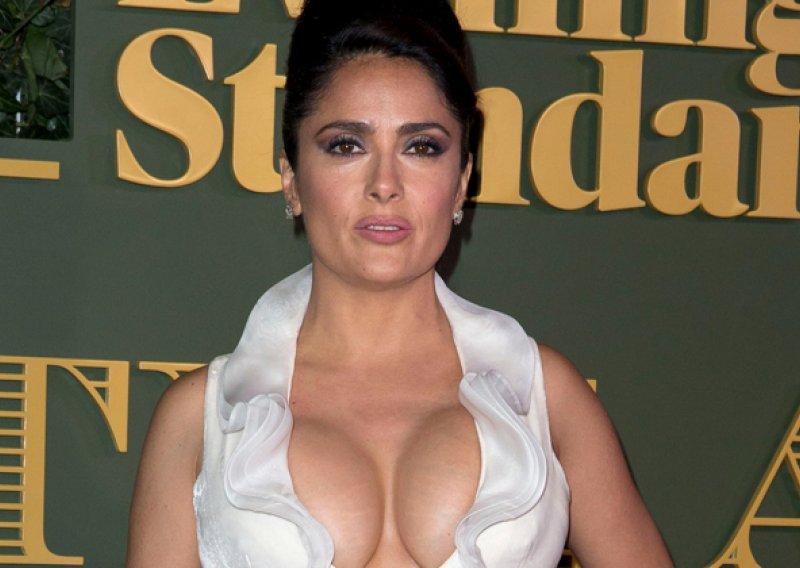 Dekoltea Salme Hayek posramila bi se i Kim Kardashian