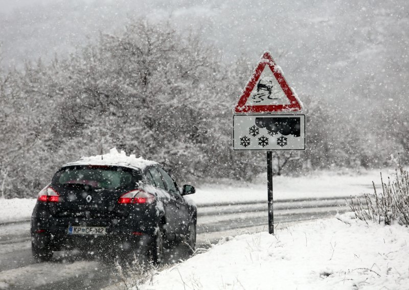 Snijeg otežava promet diljem Hrvatske, dvije nesreće u Karlovačkoj županiji