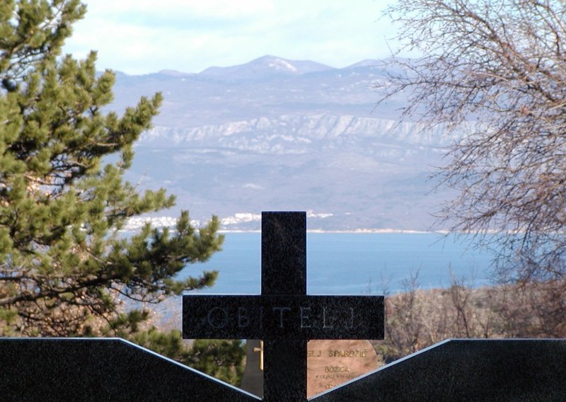 Uništili grobove i izokrenuli 13 križeva