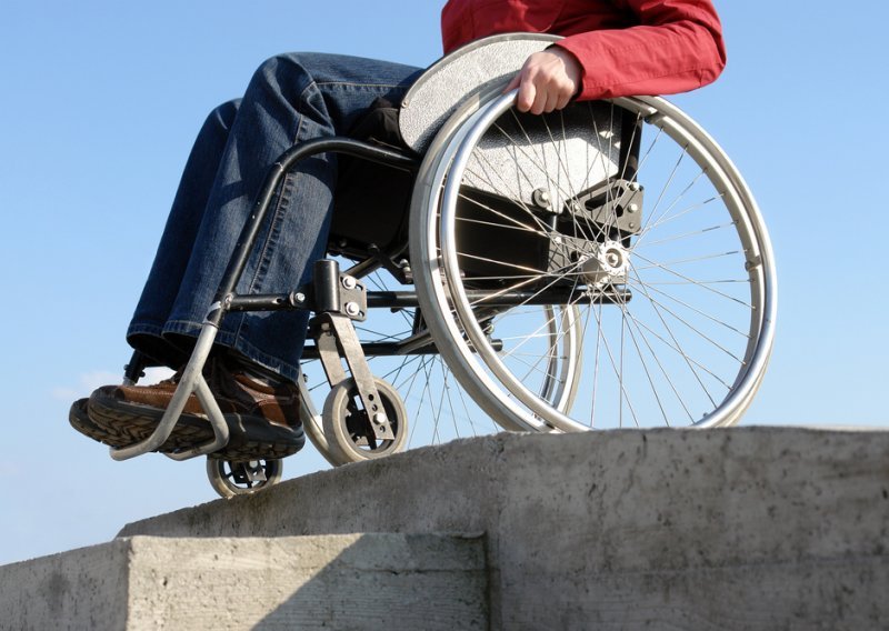 Carinik tražio mito za invalidska kolica