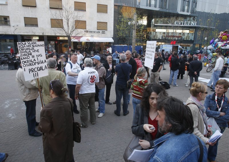 Malobrojni u središtu Zagreba održali 'sat za demokraciju'