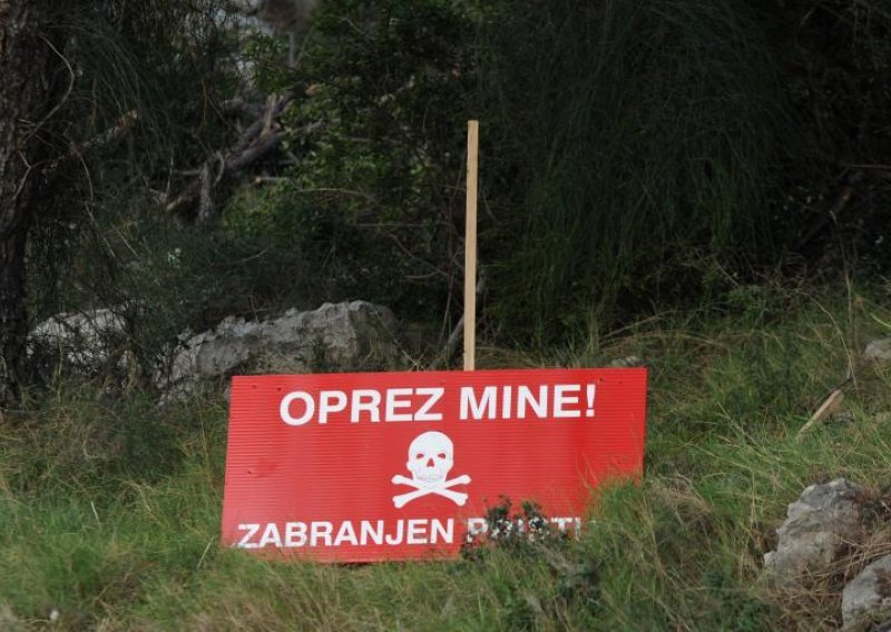 Oznake za minska polja stoje, ali voda premješta mine!