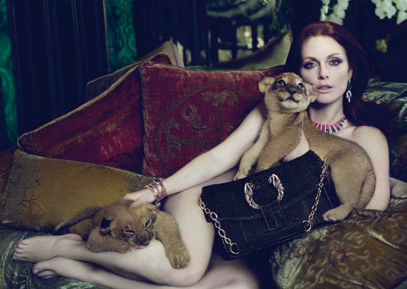 Julianne Moore gola među lavovima