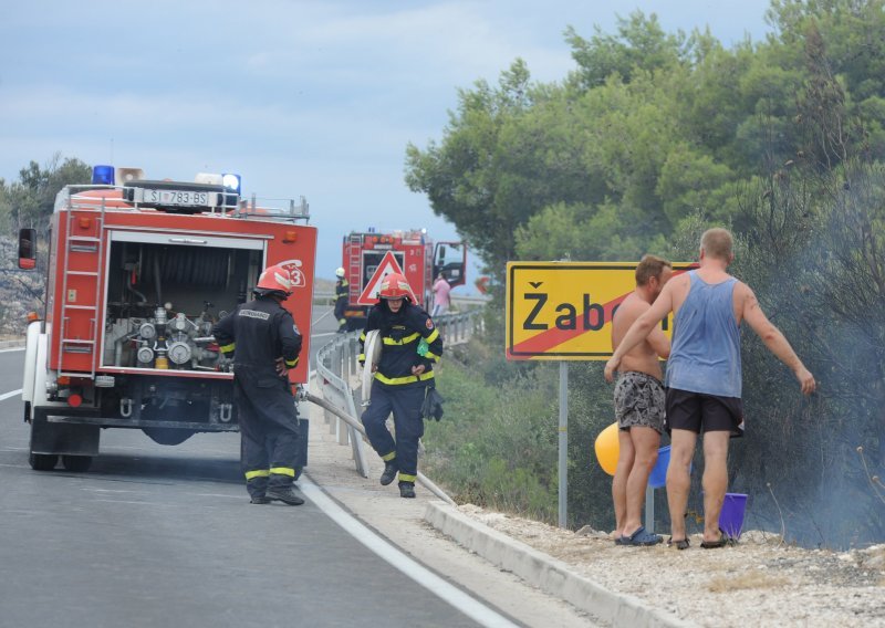 Vatrogasci se pripremaju za noć bez kanadera