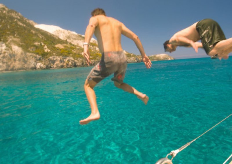 Nakon požara potonuo slovenski gliser