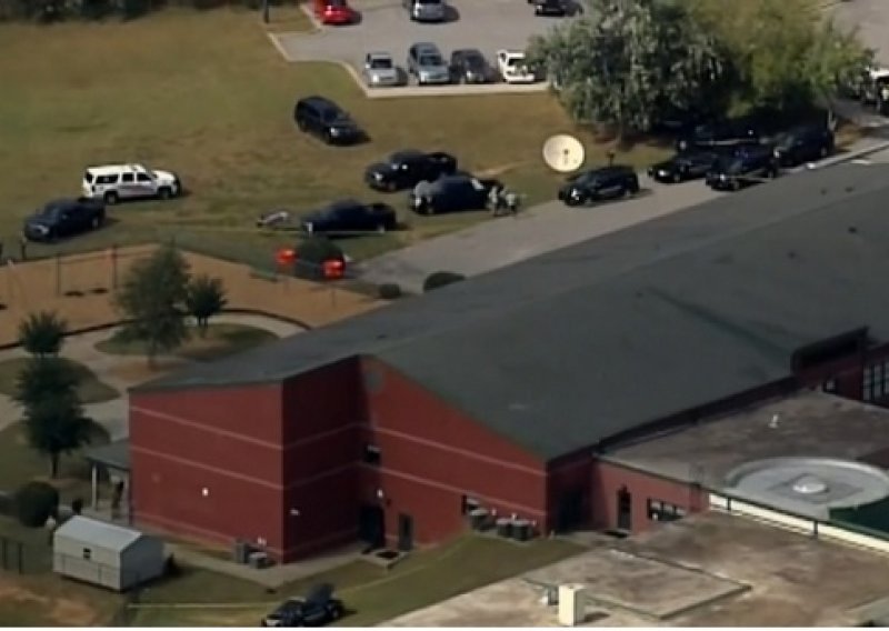 Tinejdžer koji je pucao u školi u J. Karolini prije toga ubio oca