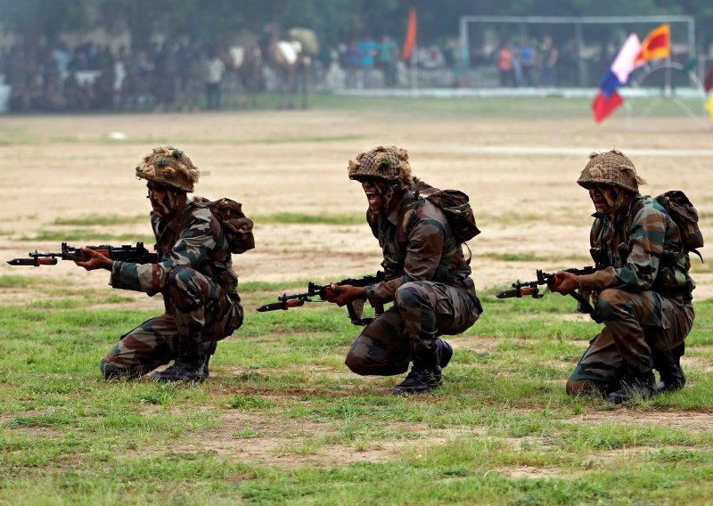 U napadu na vojnu bazu u Kašmiru ubijeno 17 indijskih vojnika
