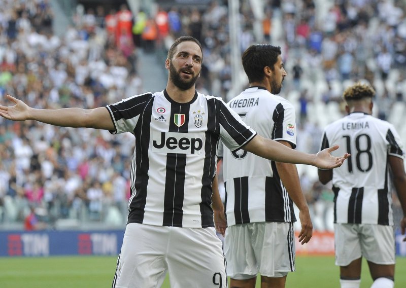 Juventus rutinski, Higuain zabio dva; Mandžo i Pjaca ušli