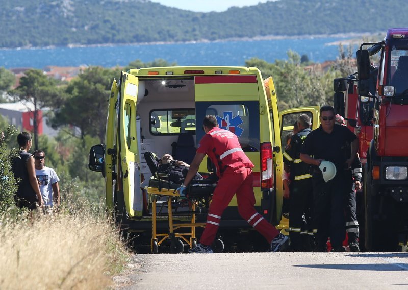 Na Dalmatini se sudarili tegljač i cisterna s gorivom, vatrogasci sat vremena izvlačili vozača