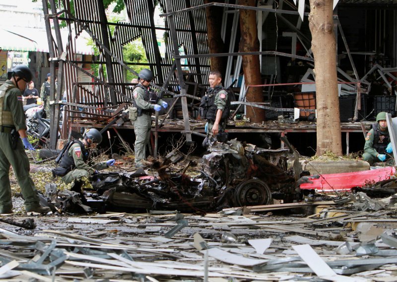 U atentatu na Tajlandu jedna osoba poginula, tridesetak ranjenih