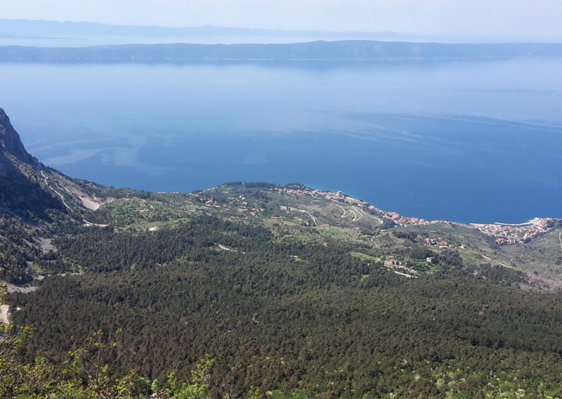 Požar na Biokovu se širi prema vrhu Sveti Jure