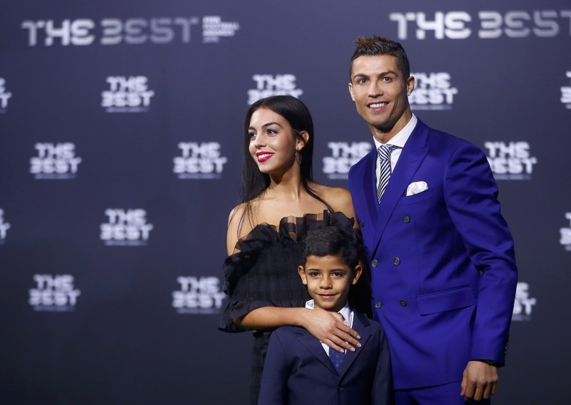 Mjesec dana nakon poroda Ronaldova zaručnica zablistala na crvenom tepihu