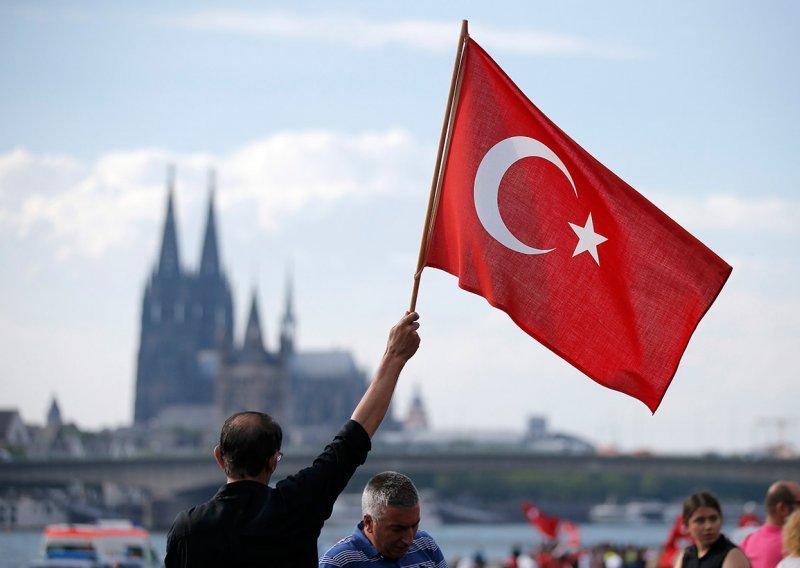 U Njemačkoj se na prosvjedima okupilo oko 50.000 Erdoganovih pristaša