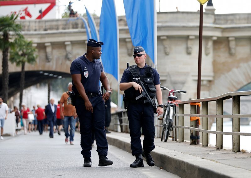 Zbog smrti mladića u pritvoru građani napali francusku policiju