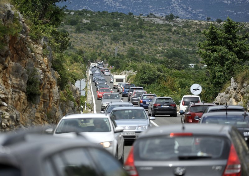 HAK upozorava: Zbog vjetra između Svetog Roka i Maslenice prometuju samo osobna vozila