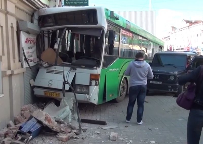 U naletu na pješaka autobus izvukao deblji kraj