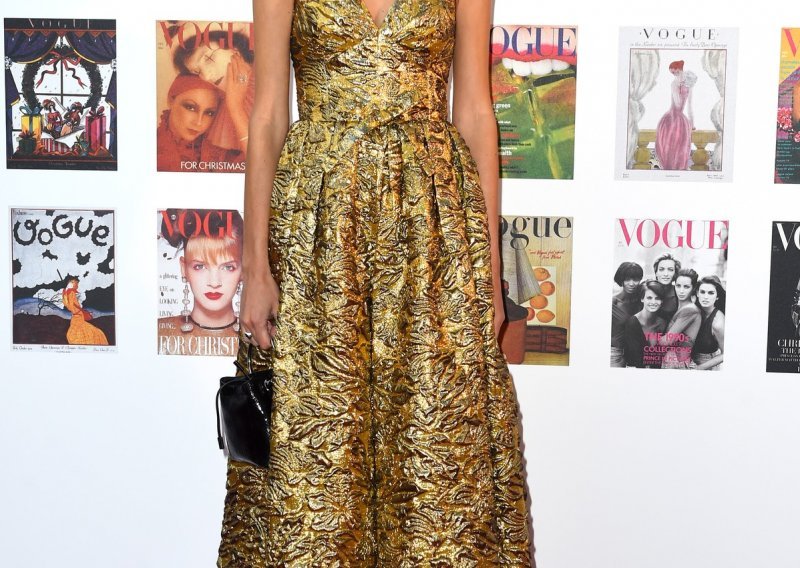 Ovako se nosi vintage zlatna haljina sa stilom