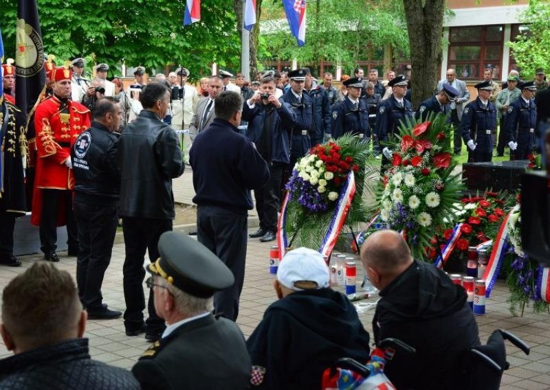 Državni vrh položio vijence na obilježavanju u Okučanima