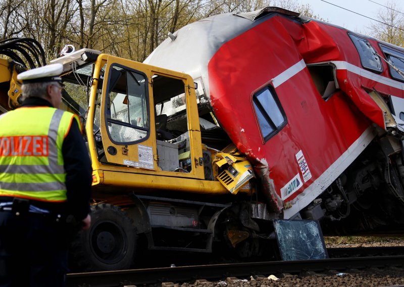 U sudaru vlaka i rovokopača troje poginulih