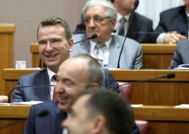 Nova runda milozvučnih zastupničkih pitanja za titranje vlasti