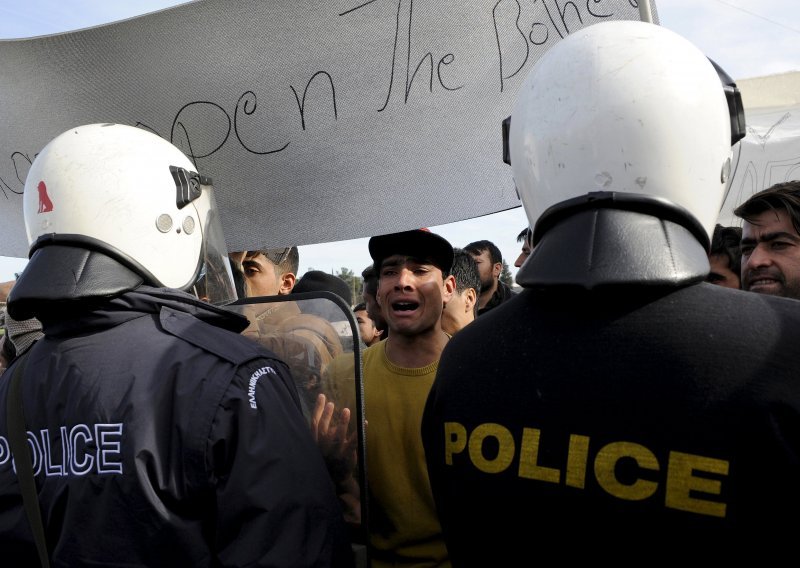 Grci počeli uklanjati migrante s granice s Makedonijom