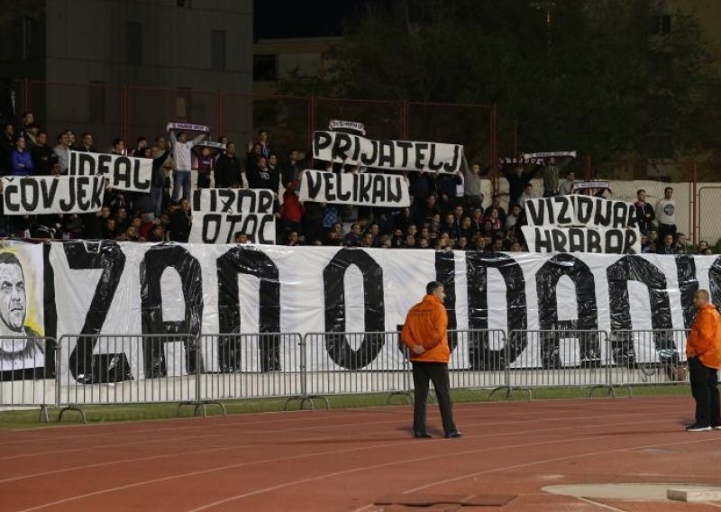Torcida odaje počast Žanu, Hajduk propustio pobjedu