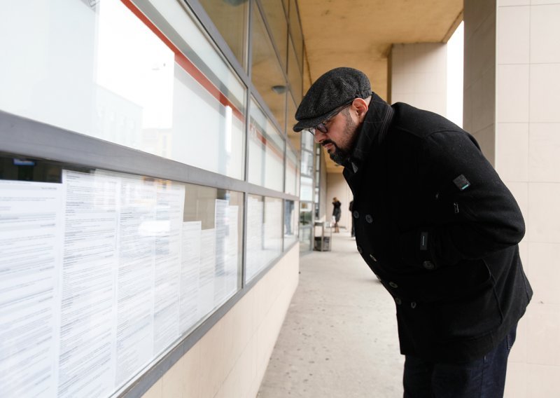 Posebna vrsta tišine pred kultnim Zidom s oglasima za posao