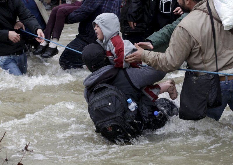 Stotine migranata očajnički se probijaju iz Grčke u Makedoniju