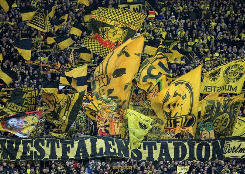 Navijač umro usred utakmice, tribine utihnule u Dortmundu
