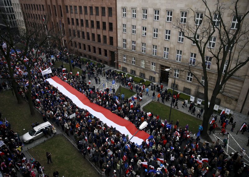 Tisuće Poljaka prosvjeduje protiv vlade zbog ustavne krize