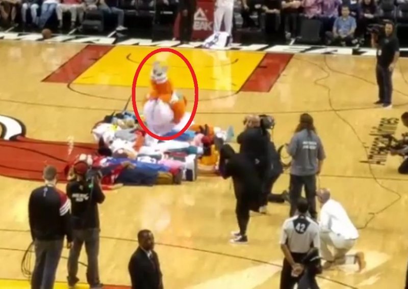 Maskota iz NBA pokušala nemoguće; kolege gadno nastradali