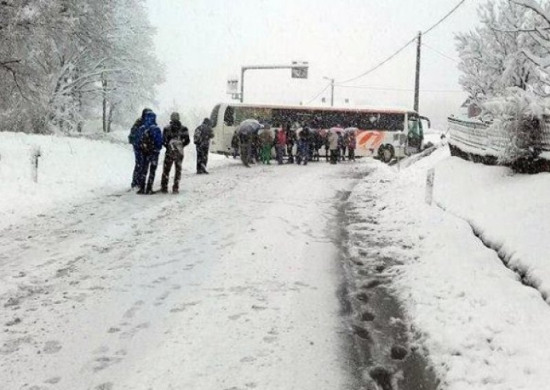 Vozač izgubio kontrolu nad autobusom s djecom