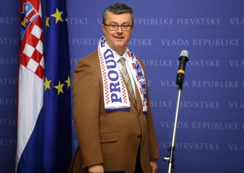 'Premijer Orešković neprestano radi po 16 sati'