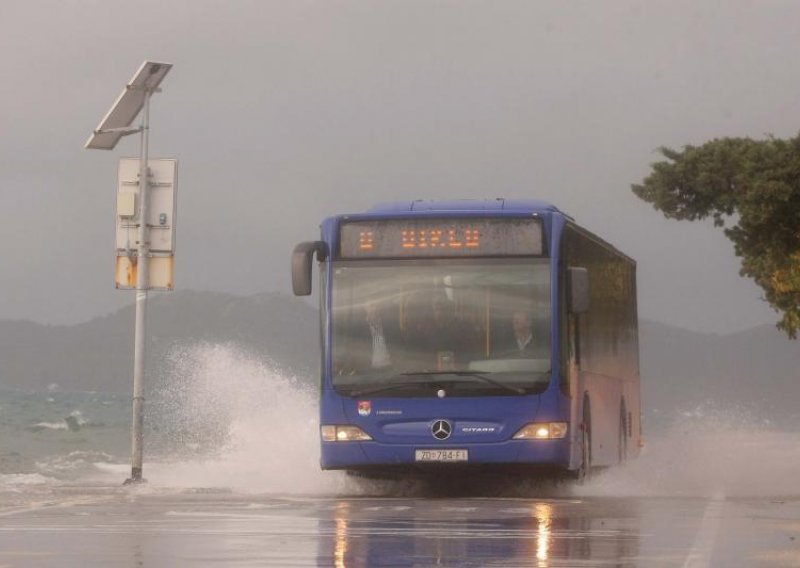 Tjedan obilnih kiša, vjetrova i plavljenja obala