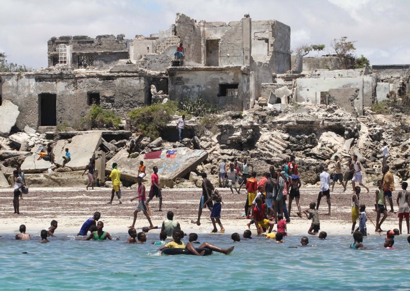 Islamisti upali u restoran u Mogadišuu i ubili najmanje 19 ljudi