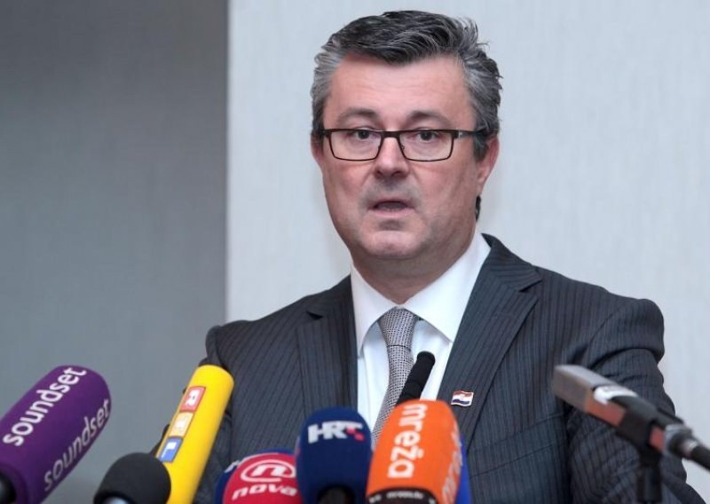 Orešković predstavio ministre: Ovaj tim je moj tim!