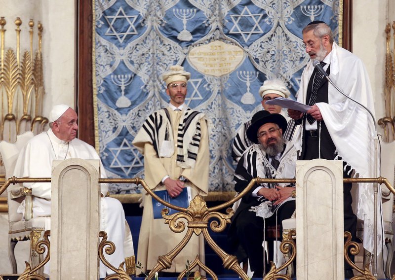 Papa Franjo u povijesnom posjetu rimskog sinagogi