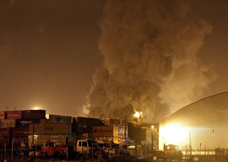 Oblak toksičnog plina nad brazilskog lukom Santos nakon kemijske eksplozije