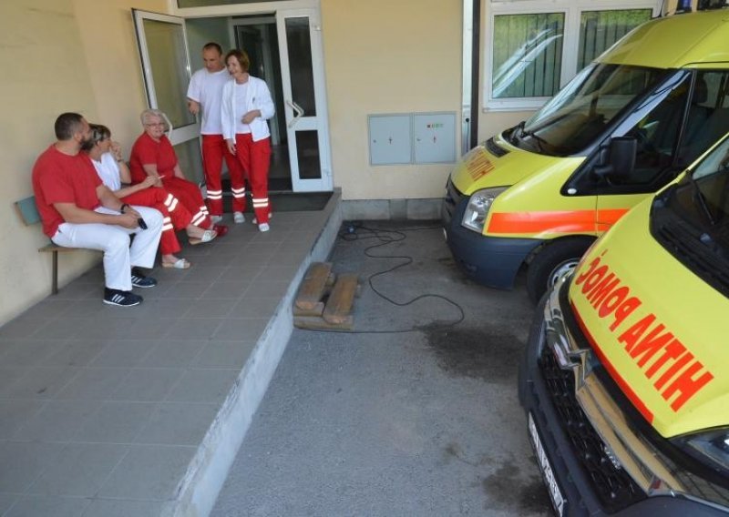 Teško ozlijeđen mladić koji se penjao na vagon