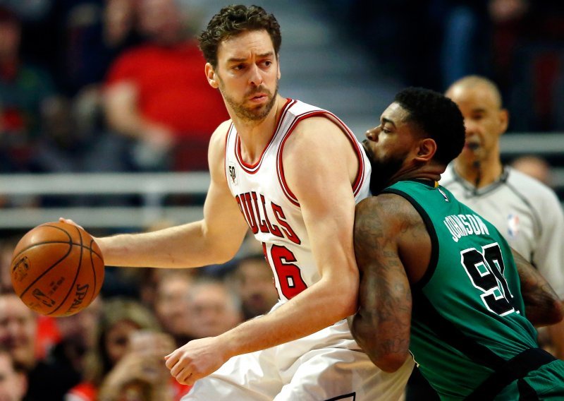 Pau Gasol oduševio pjevača Dominga; Kingsima drama protiv Lakersa