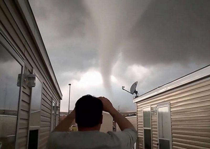 Zastrašujući susret 'licem u lice' s ubojitim tornadom!
