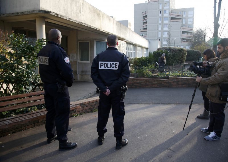 Francuski učitelj izmislio da ga je napao islamist