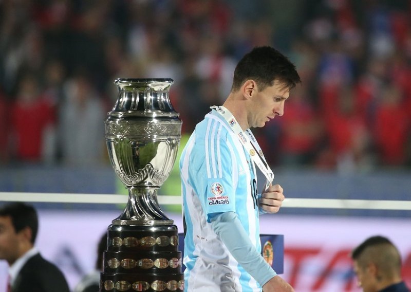 Uvrijeđeni Messi psovao argentinske navijače