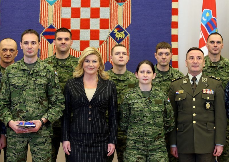Grabar Kitarović primila najbolje vojnike i upozorila na stanje u vojarnama